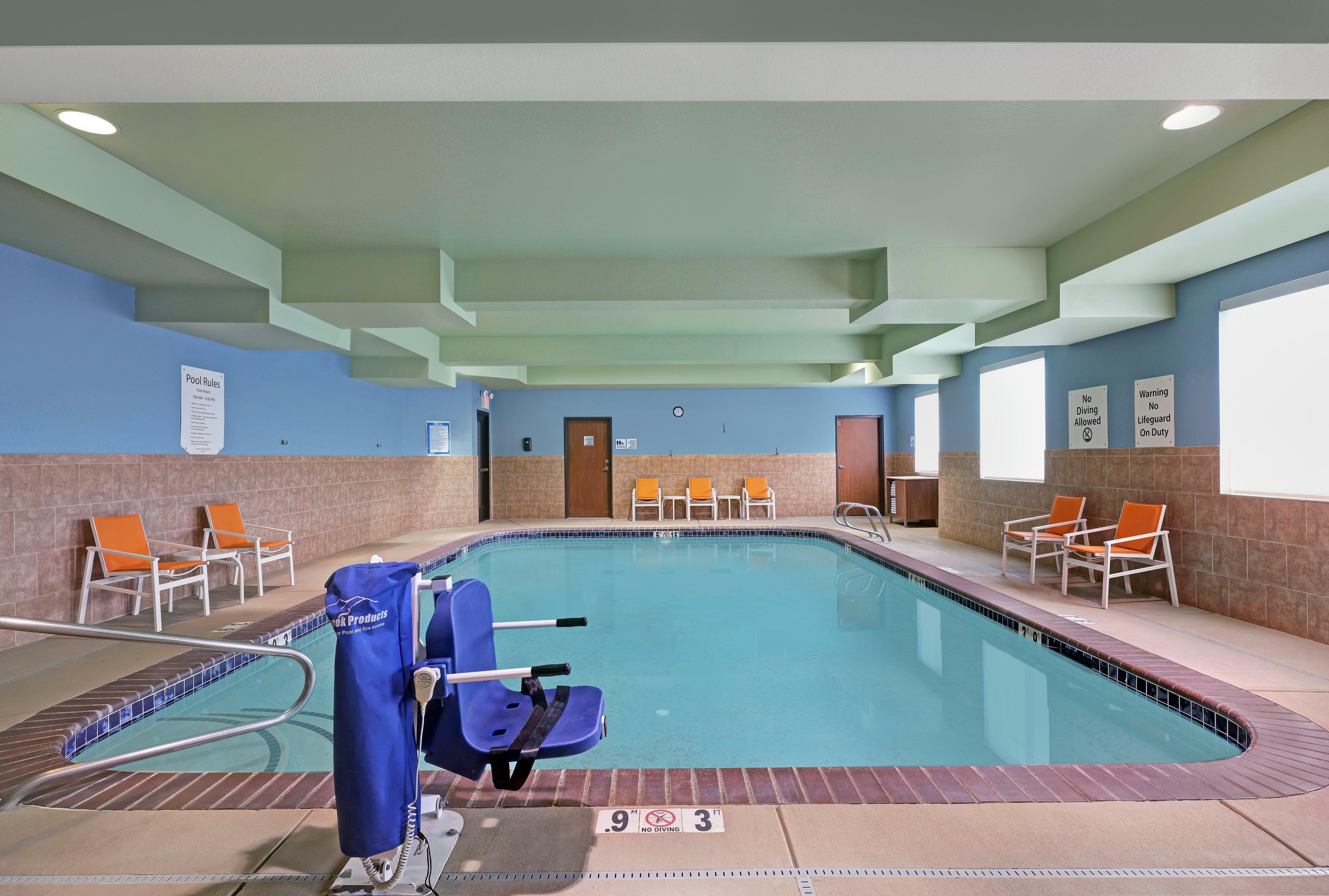 Holiday Inn Express Newport By Ihg Exterior foto