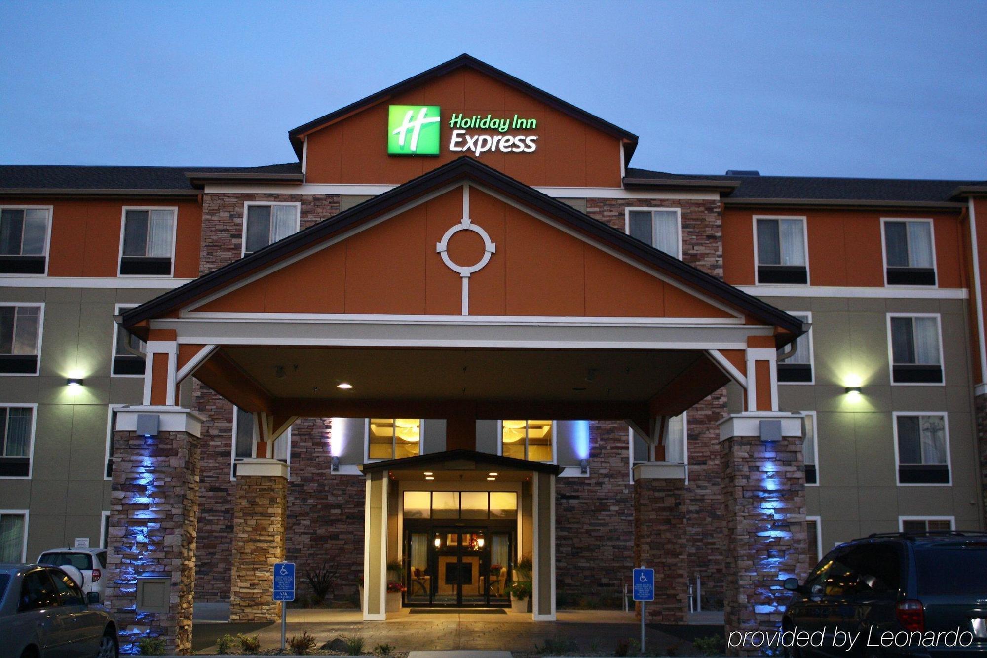 Holiday Inn Express Newport By Ihg Exterior foto