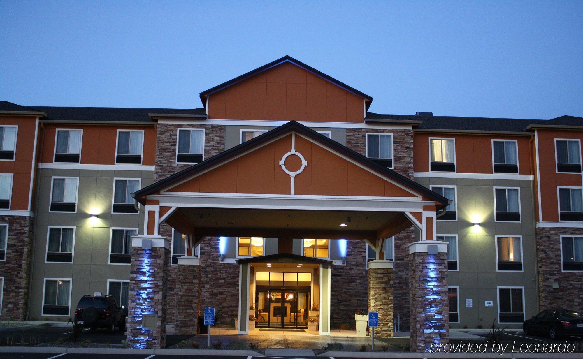 Holiday Inn Express Newport By Ihg Exterior foto